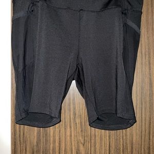 Stretch yoga shorts with pockets